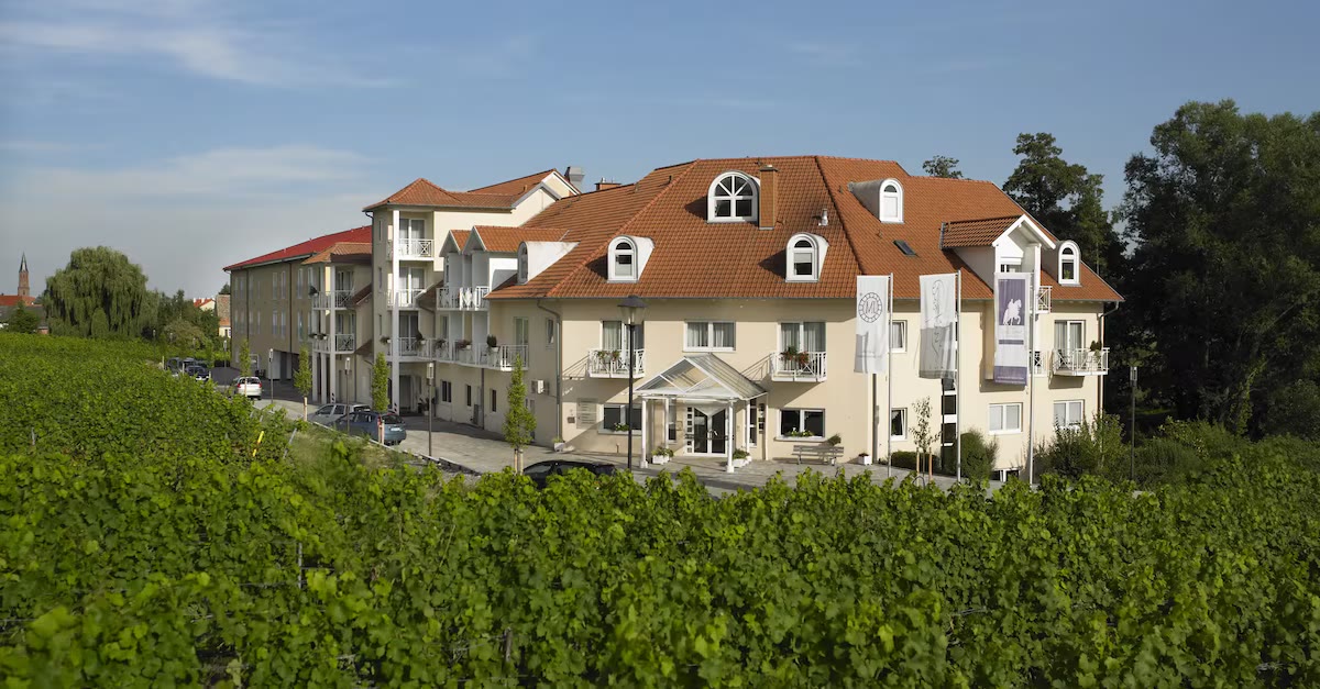 Eingang des Hotel Das Prinzregent in Edenkoben mit warmem Abendlicht.